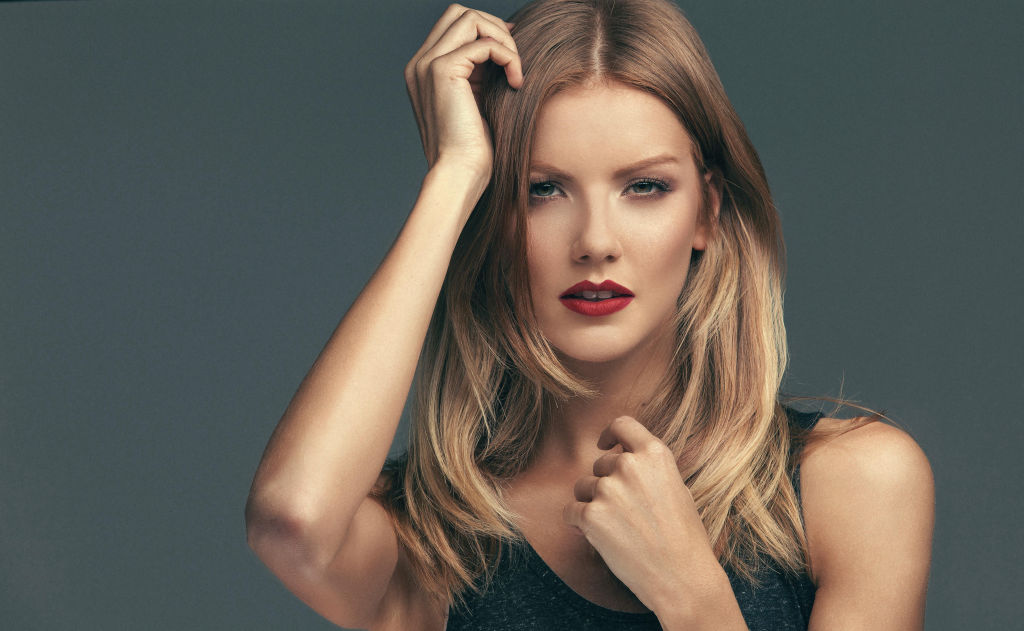 mujer mayor poniéndose crema