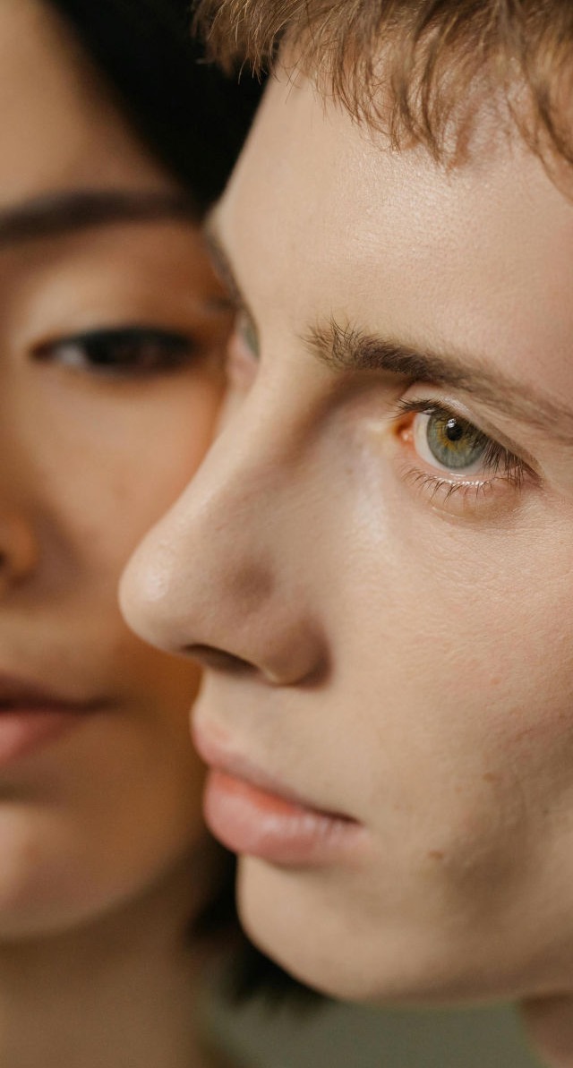 manos con flores de margarita y fondo rosa