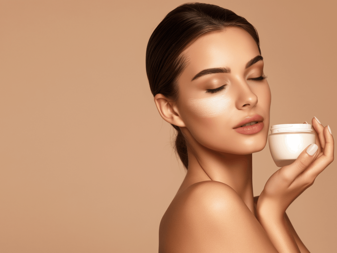 mujer guapa con tarro de crema en sus manos