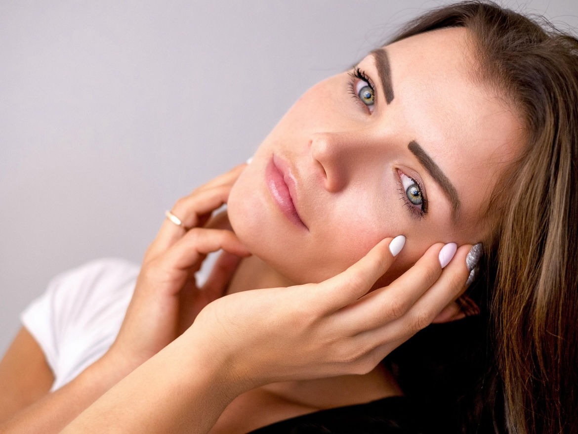 mujer guapa con la cara ladeada