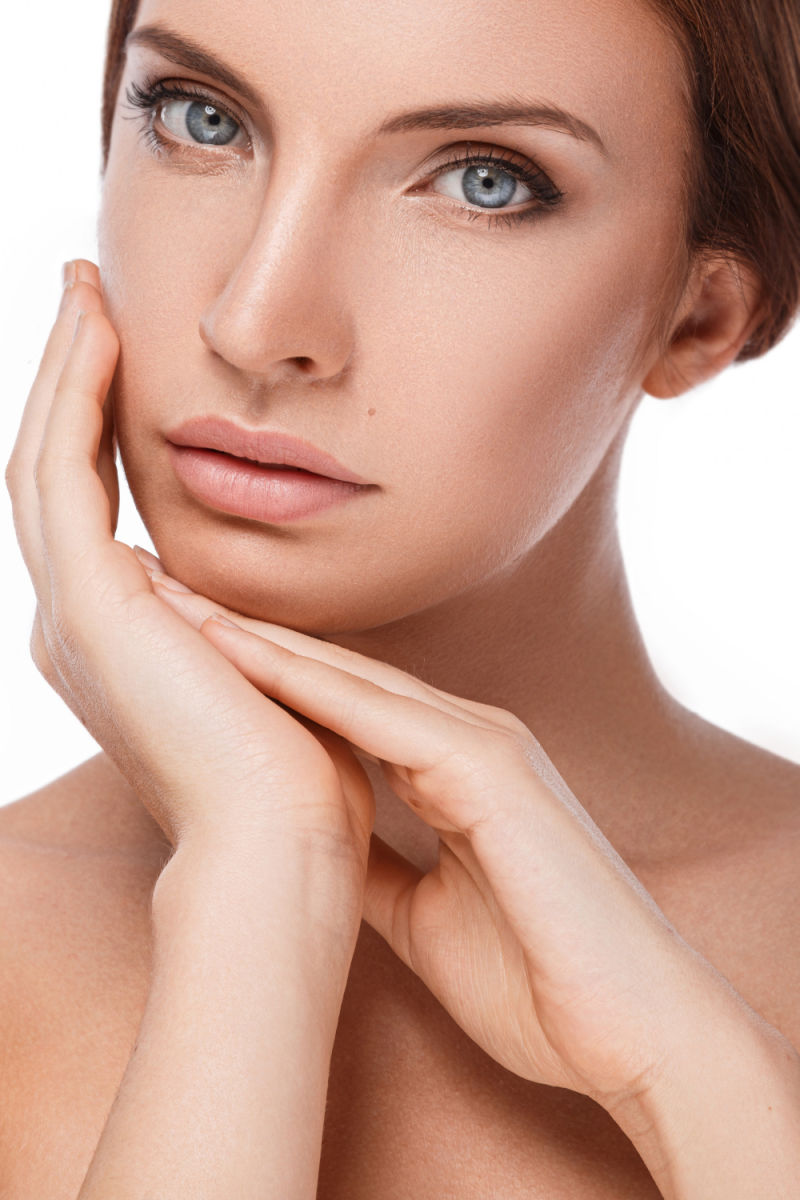 Esta imagen transmite una sensación de pureza y naturalidad, destacando la suavidad de la piel y la mirada delicada. Es perfecta para una campaña de belleza minimalista, enfocada en el cuidado de la piel con ingredientes naturales y rutinas de belleza sencillas pero efectivas.